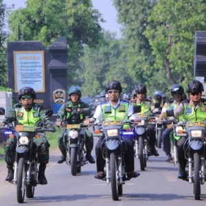 Gunakan Trail, Kapolres Madiun bersama Bupati dan Dandim patroli Pengamanan Nataru